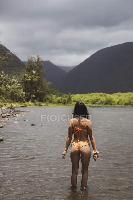 Femme en bikini debout sur la plage — Photo de stock
