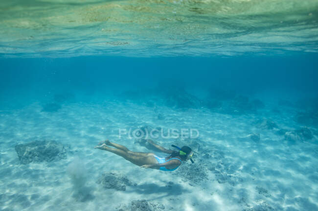 Giovane donna che fa snorkeling in acqua — Foto stock