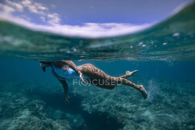 Jeune femme plongée en apnée dans la mer — Photo de stock