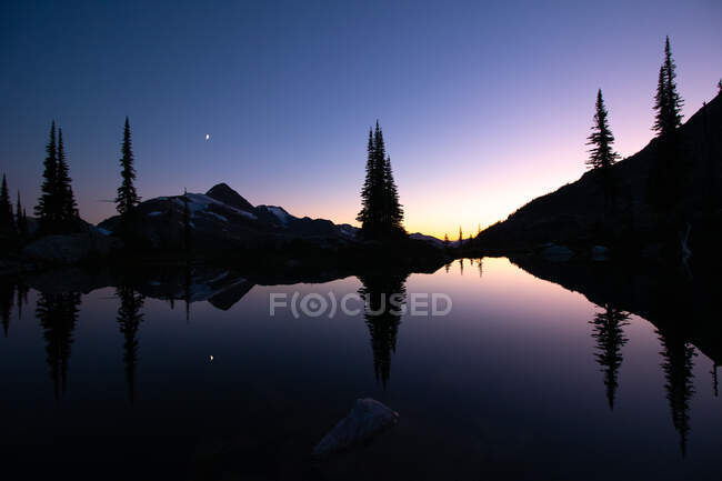 Belo pôr do sol sobre o lago — Fotografia de Stock