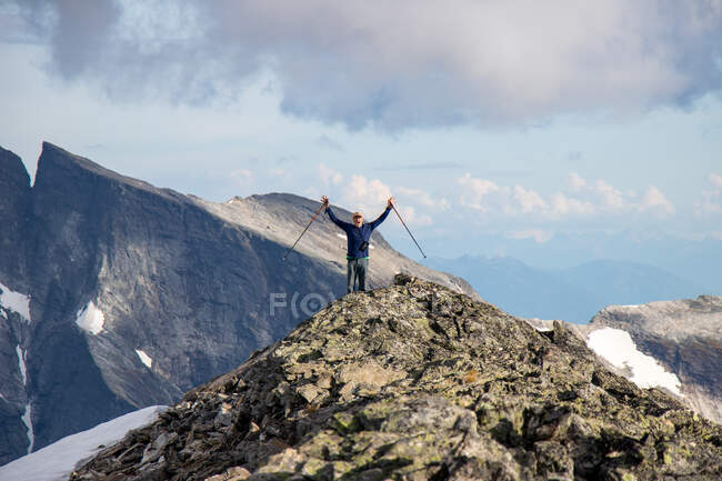 Caminhante com mochila no topo da montanha — Fotografia de Stock