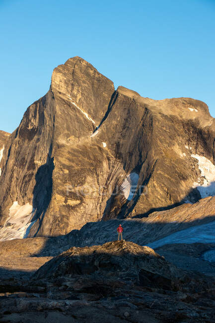 Un beau cliché d'une femme dans une montagne rocheuse — Photo de stock