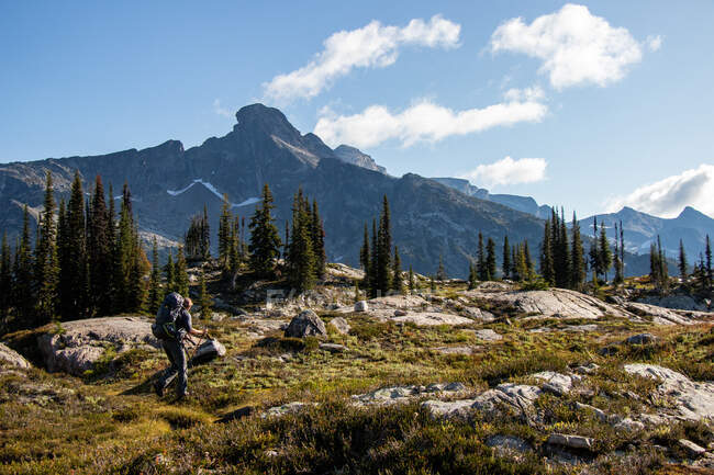 Escursionista con zaino e tenda in montagna — Foto stock