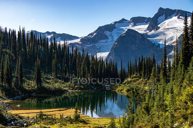 Schöne Landschaft mit See und Bergen — Stockfoto