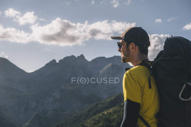 Homem feliz usando uma mochila caminhando pelas montanhas dos Pirenéus, Aragão Espanha — Fotografia de Stock