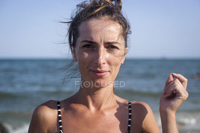 Schöne lächelnde junge Frau am Strand. Reisekonzept. — Stockfoto