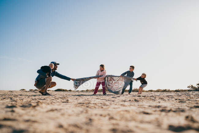 Crianças brincando na areia na praia — Fotografia de Stock