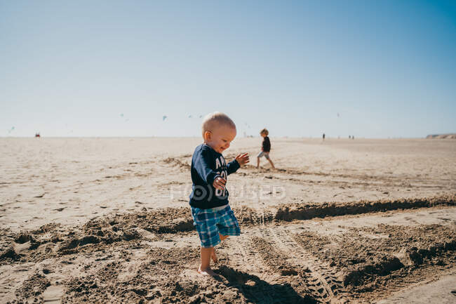 Kleine Kinder spielen auf Sand am Strand — Stockfoto