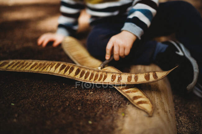 Симпатичный маленький ребенок играет — стоковое фото
