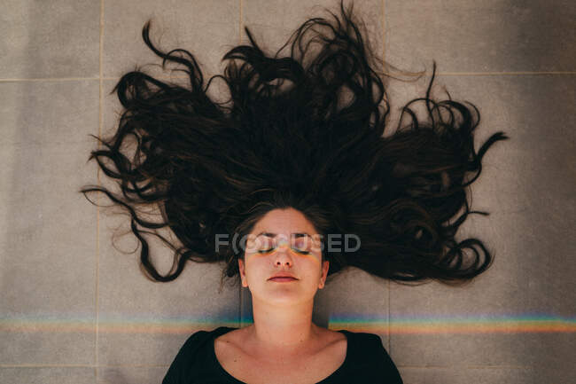 Retrato de uma jovem mulher bonita com cabelo encaracolado — Fotografia de Stock