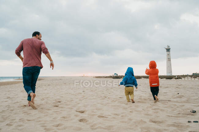 Petits enfants jouant sur le sable sur la plage — Photo de stock