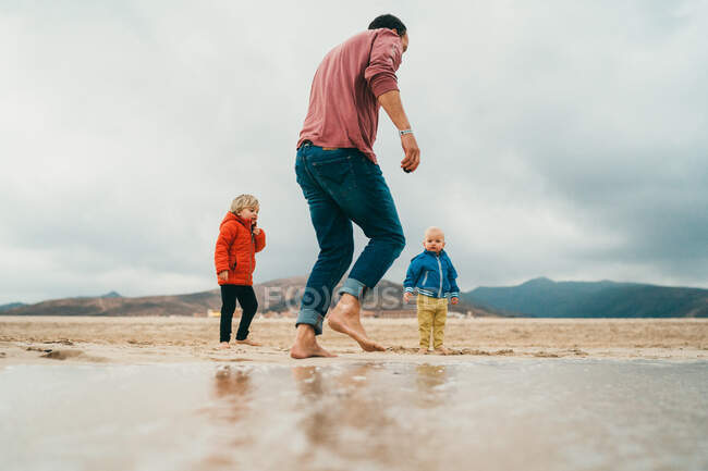 Маленькі діти грають на піску на пляжі — стокове фото