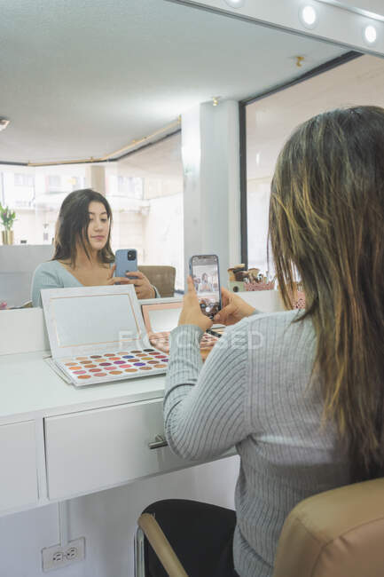 Jeune femme se préparant à se maquiller pour un événement spécial. Dans un centre de maquillage profitant de cette journée. — Photo de stock