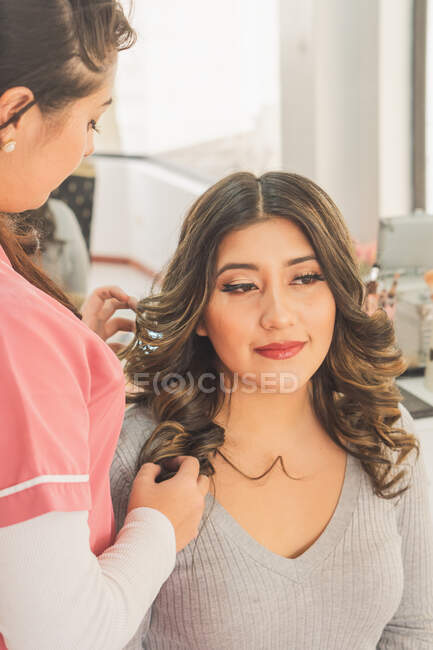 Jeune femme dans un centre de maquillage spa. Participation de professionnels du secteur de la beauté et du spa. — Photo de stock