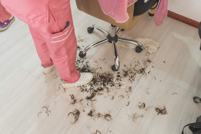 A una mujer adulta le cortan el pelo. En un centro de belleza y spa especializado. - foto de stock
