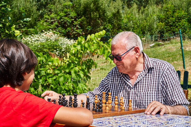 Nonno e nipote a scacchiera — Foto stock