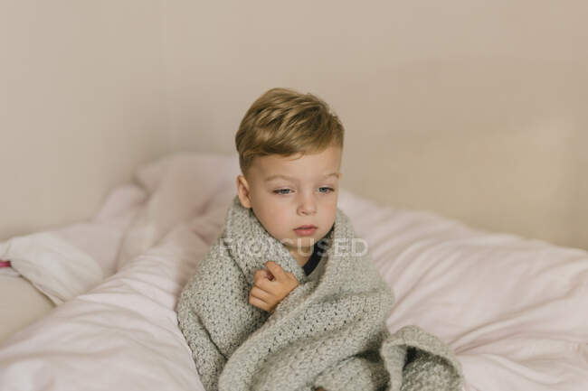 Kleiner Junge sitzt zu Hause auf Sofa — Stockfoto