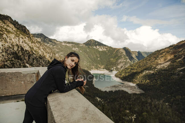 Young couple looking up on a cliff near mountain — Stock Photo