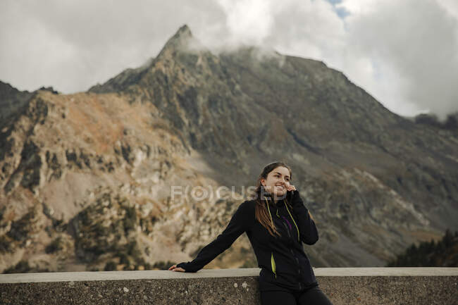 Молода жінка з рюкзаком на горі — стокове фото