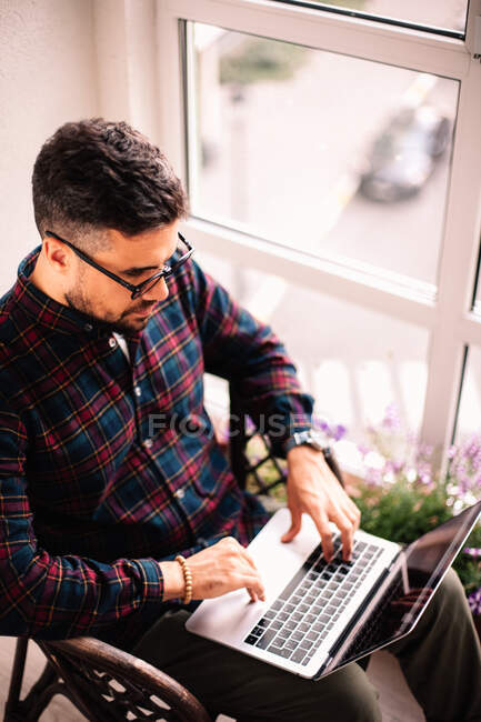 Бизнесмен использует ноутбук, работающий дома — стоковое фото