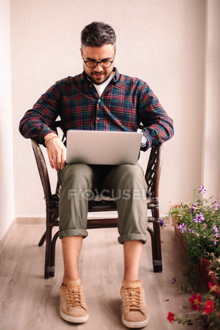 Uomo che utilizza il computer portatile a casa — Foto stock