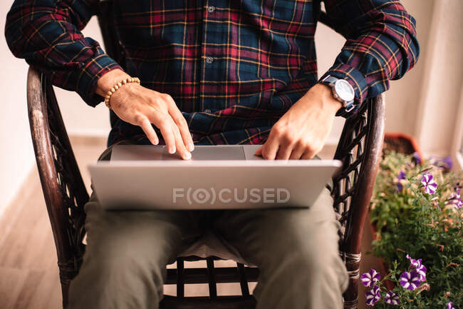 Midsection del hombre usando el ordenador portátil en casa - foto de stock