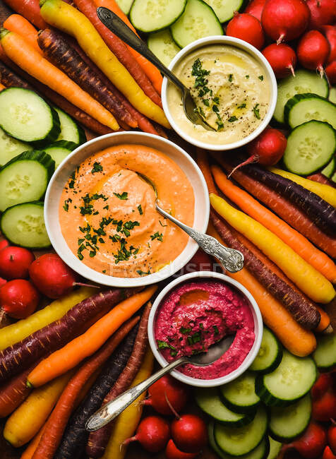 Свежий овощной суп с овощами и фруктами на деревянном фоне. — стоковое фото