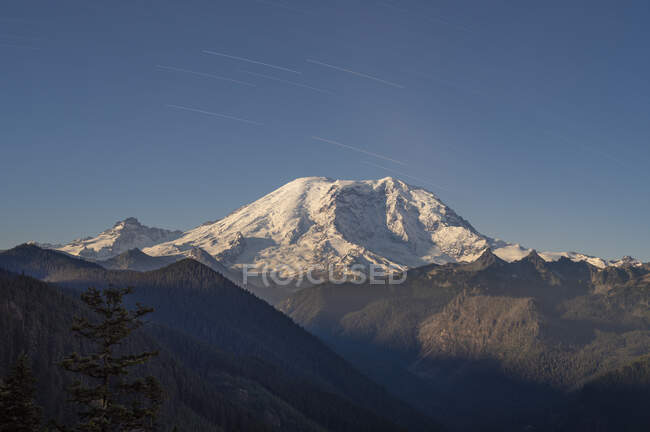 Vista de las montañas por la mañana en los Alpes - foto de stock