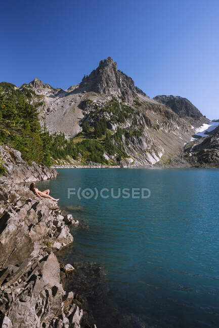Un beau paysage de lac de montagne avec des rochers et les montagnes — Photo de stock