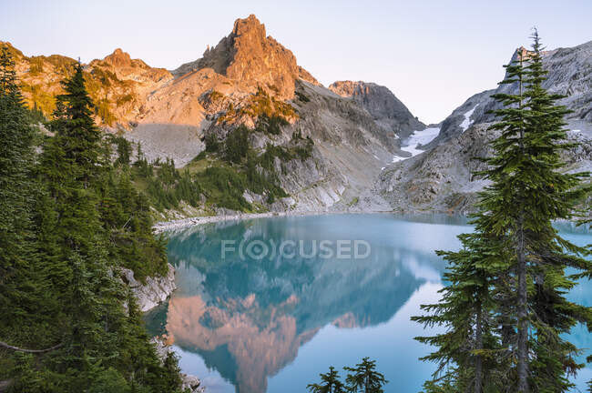 Bela vista do lago nas montanhas — Fotografia de Stock