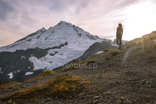 Hiker with backpack hiking in the mountains — Stock Photo