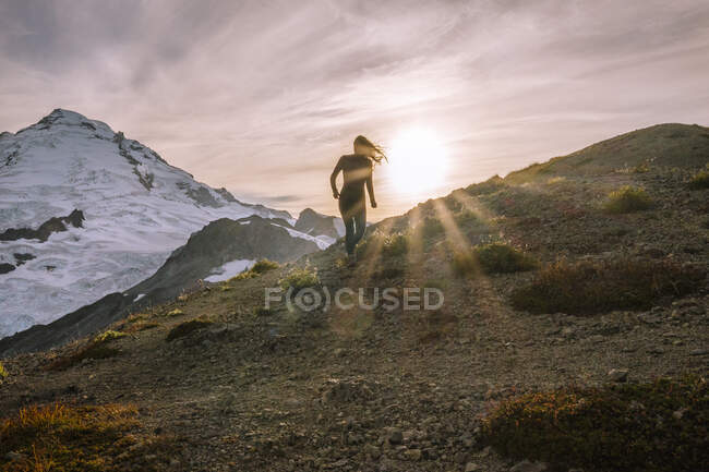 Uomo con zaino escursionismo in montagna — Foto stock