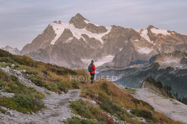 Hiker with backpack hiking in the mountains — Stock Photo