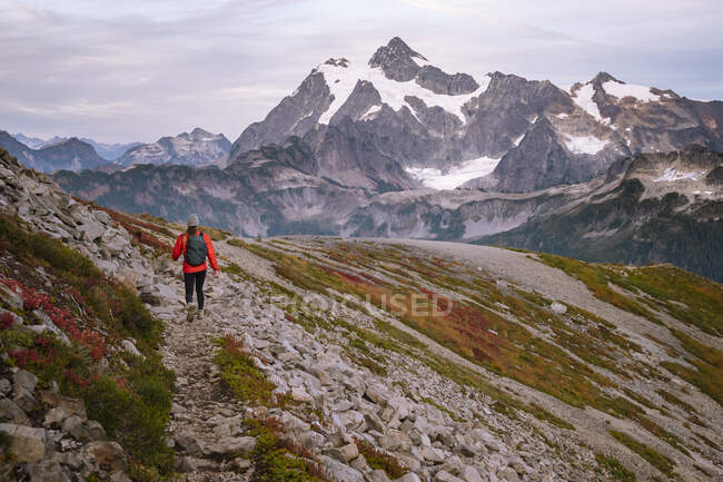 Randonneur avec sac à dos randonnée en montagne — Photo de stock