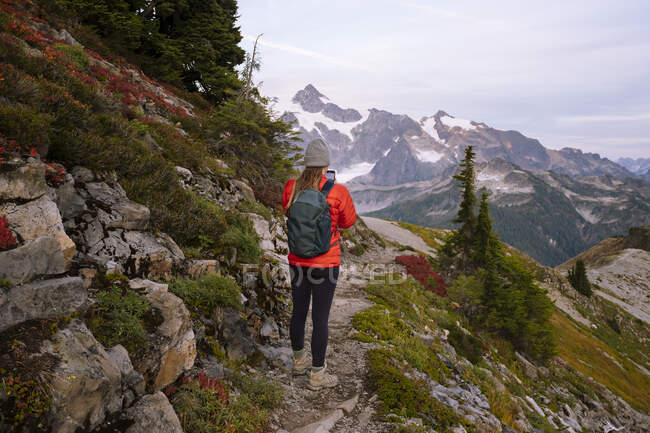 Caminhante com mochila caminhadas nas montanhas — Fotografia de Stock