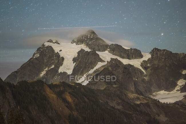 Красивий гірський пейзаж з великою кількістю снігу — стокове фото