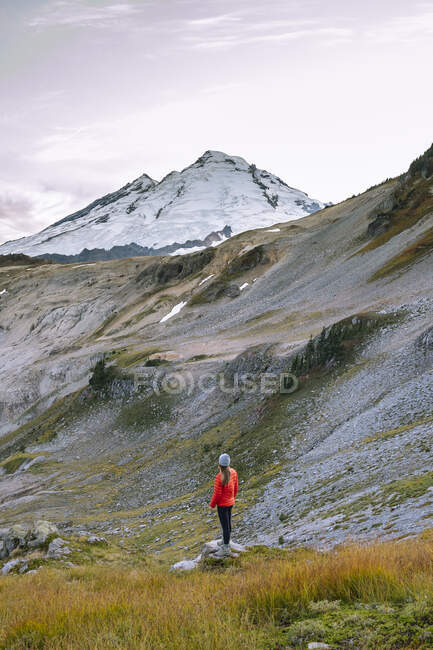 Frau wandert in den Bergen — Stockfoto