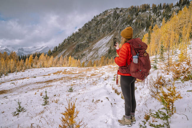 Giovane escursionista donna in piedi vicino alla montagna — Foto stock