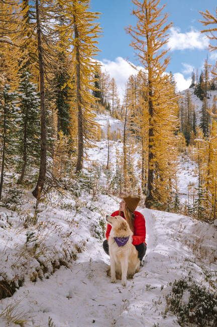 Jeune femme marchant sur la neige et la montagne — Photo de stock