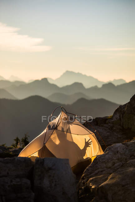Палатка для кемпинга на горе — стоковое фото