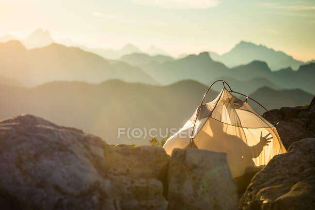 Barraca de acampamento na montanha — Fotografia de Stock