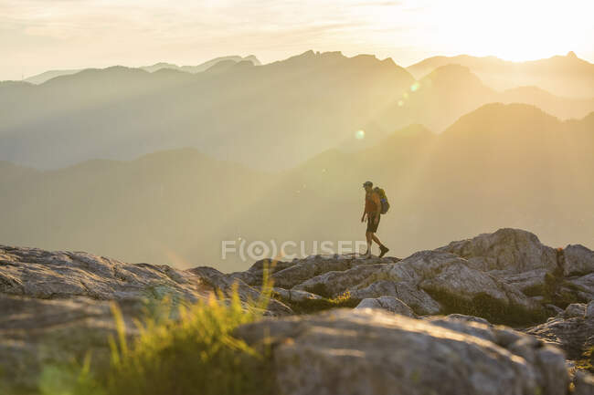 Man with backpack hiking in the mountains — Stock Photo