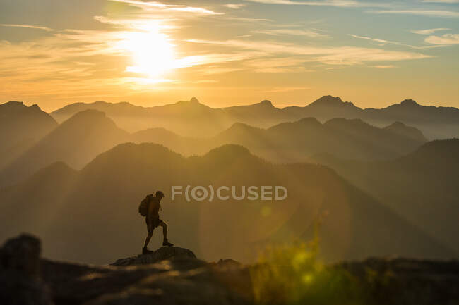 Homme avec sac à dos randonnée dans les montagnes — Photo de stock