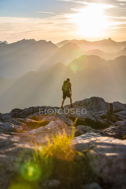 Чоловік з рюкзаком пішохідний в горах — стокове фото