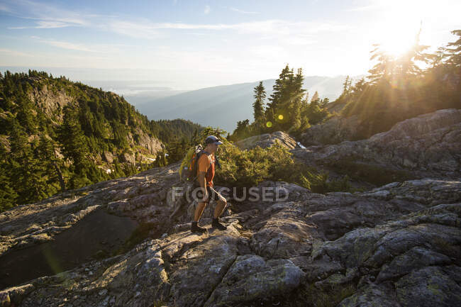 Mujer joven con mochila senderismo en las montañas - foto de stock