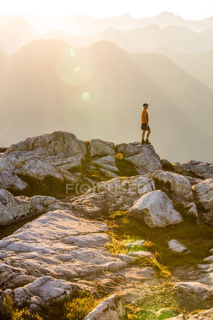 Чоловік з рюкзаком пішохідний в горах — стокове фото