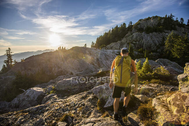 Homem com mochila caminhadas nas montanhas — Fotografia de Stock