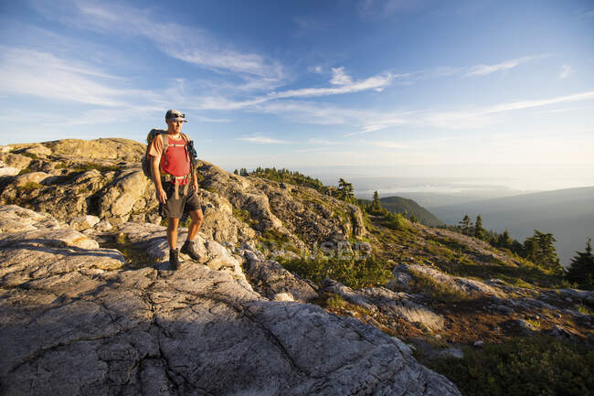 Homem com mochila caminhadas nas montanhas — Fotografia de Stock