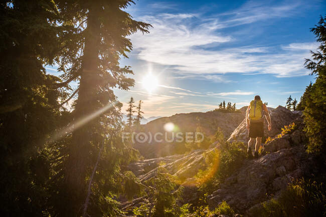 Belo pôr do sol nas montanhas — Fotografia de Stock