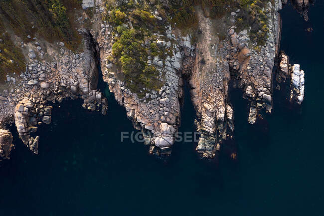 Vista aerea di bella riva rocciosa e il mare — Foto stock